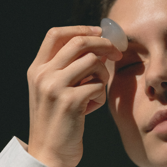 The crow's feet around the eyes: why they appear and how to deal with them